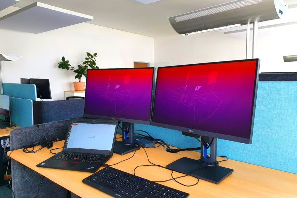 Arbeiten bei Univention: Ubuntu-Rechner und Bildschirme am Arbeitsplatz